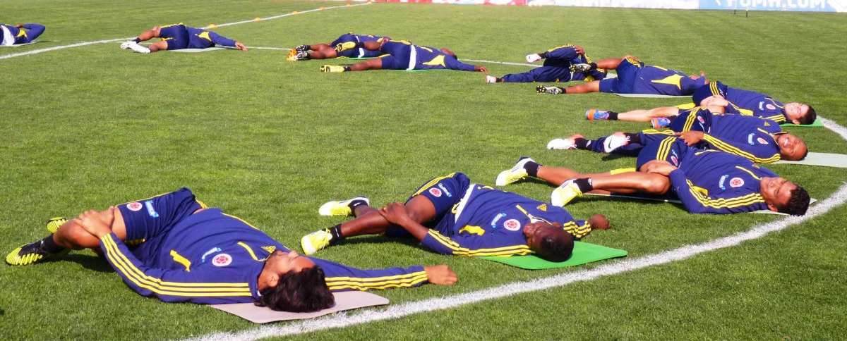 post card estiramientos partido de futbol.webp